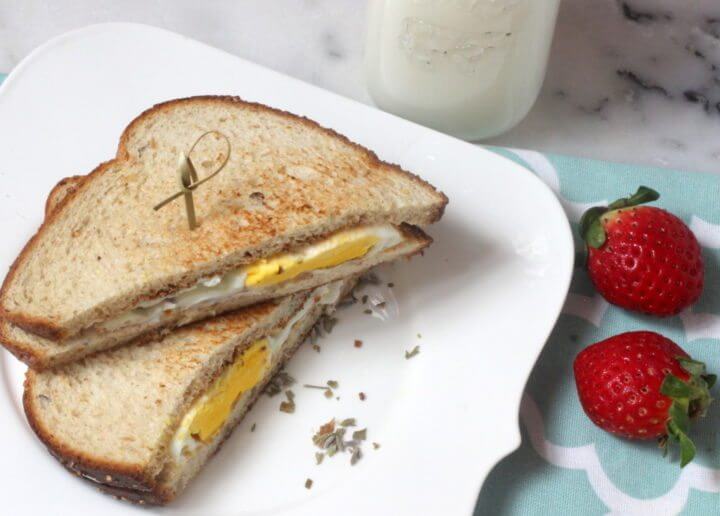 Sándwich de queso y huevo para desayunar