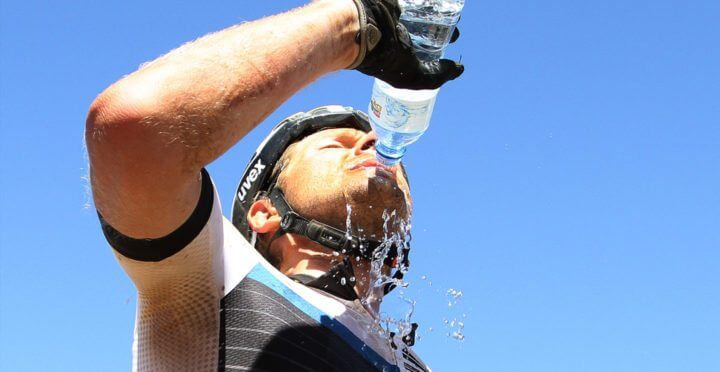 Mantenerse hidratado al hacer ciclismo