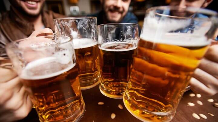 Beber menos alcohol te ayuda a bajar de peso
