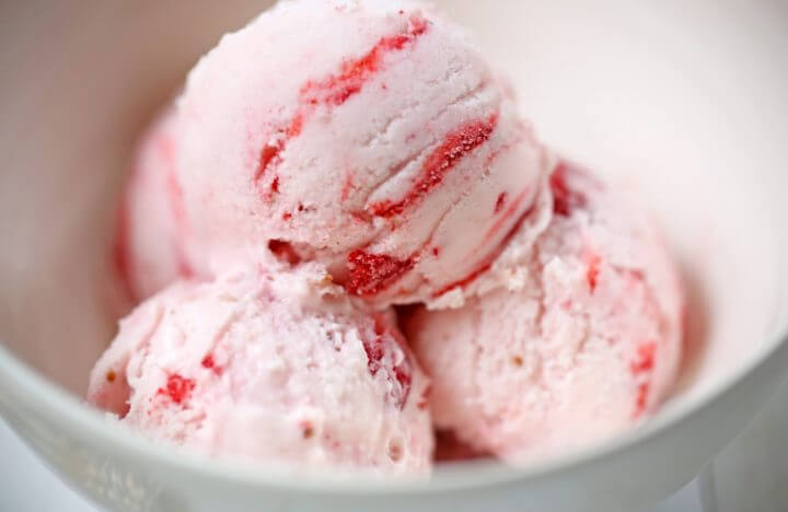 Helado natural de vainilla y frutas para comer saludable
