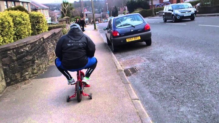 Burlas por ser un ciclista de baja estatura