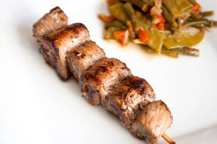 Brochetas de cerdo a la parrilla con hierba de limón