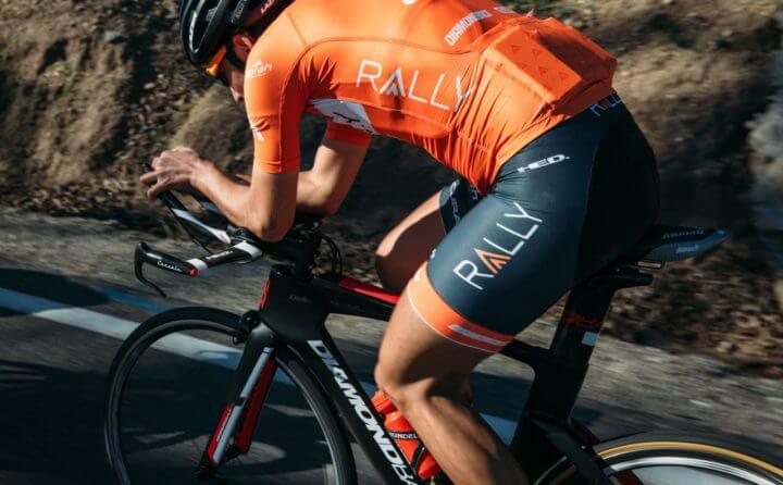 Postura cómoda de espalda para andar en bicicleta