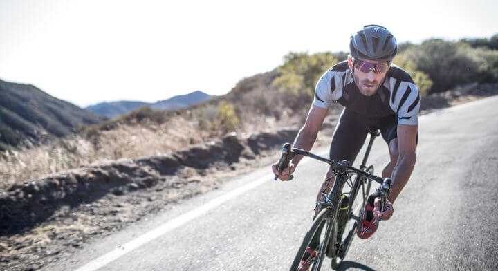 Mirada cómoda para andar en bicicleta