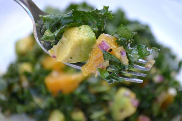 Ensalada de col rizada, aguacate y naranja