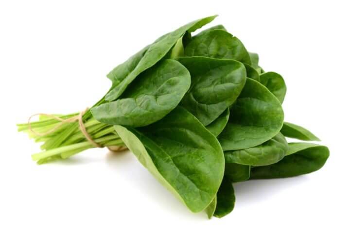 La espinaca es fuente alta en vitamina K