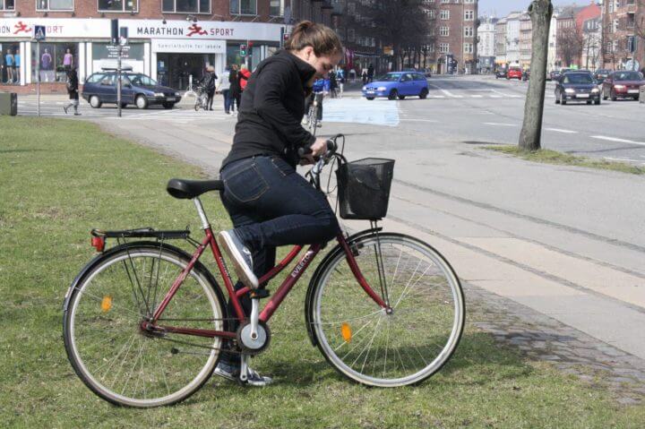 Para los bajos es difícil montarse en la bicicleta