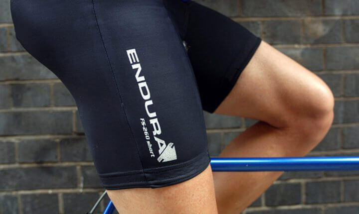 evita usar ropa interior y shorts de ciclismo