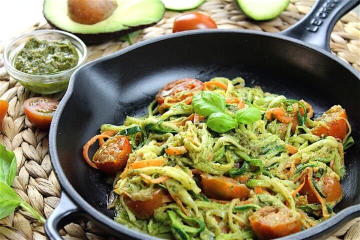 Pasta hecha de calabacín al estilo mediterráneo