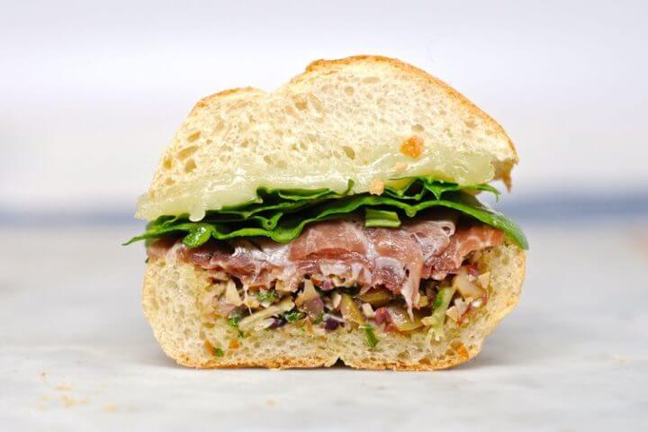 Rico sándwich de filete de res para barbacoas
