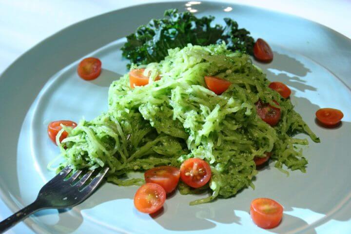 Calabaza de espagueti y pesto rica en fibra