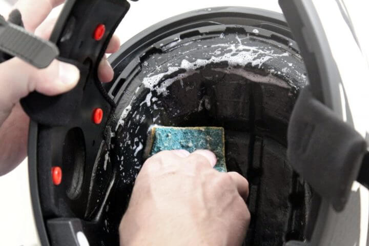 Cómo lavar adecuadamente tu casco de ciclismo
