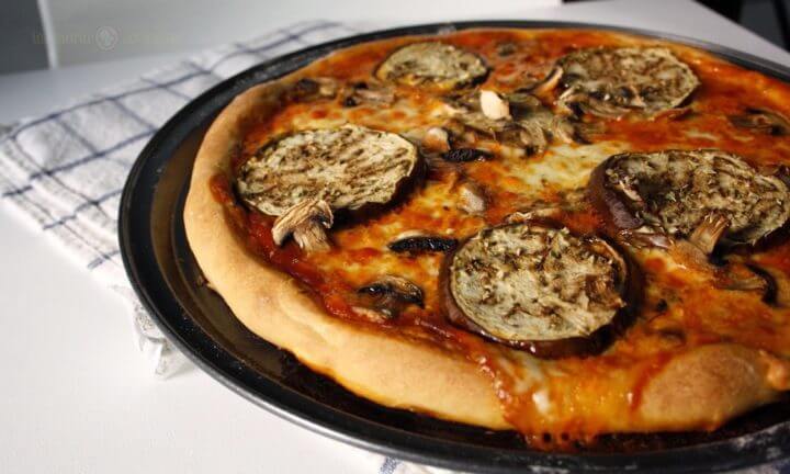 Prepara tu propia pizza de berenjena vegana