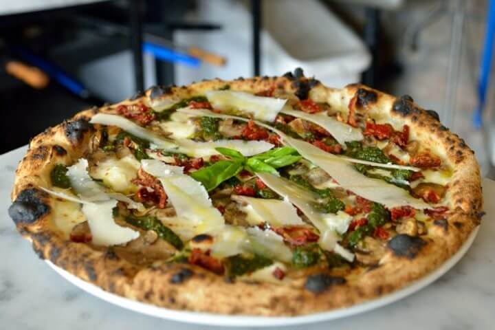 Receta de pizza vegetariana con berenjena ahumada