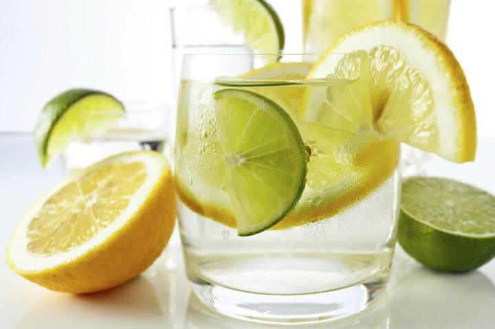Agua de naranja, limón y romero
