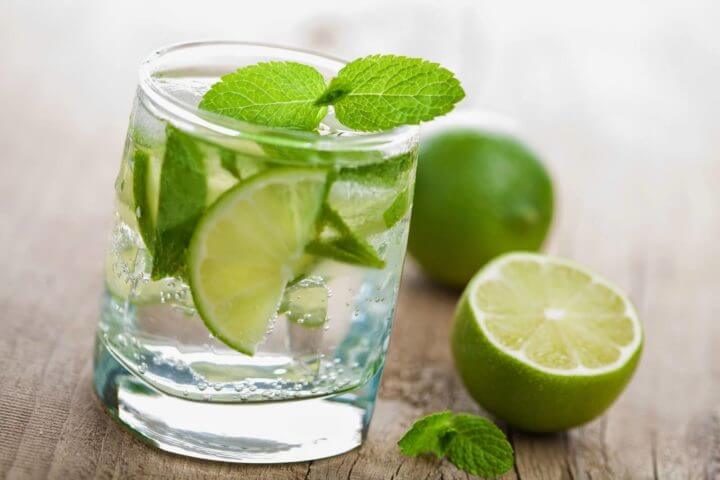 Disfruta de tu hábito de tomar agua de limón sin cansarte gracias a estas alternativas
