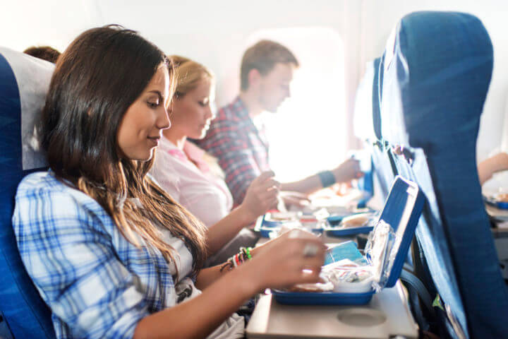 Reglas de etiqueta al comer en un avión