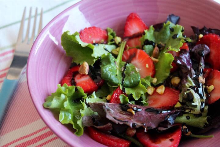 Agrega pistachos y almendras a tu ensalada 