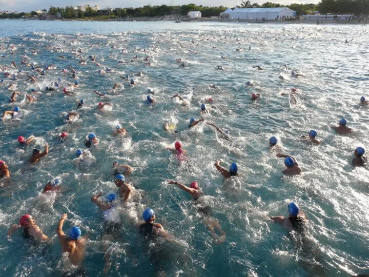 Cómo prepararte para nadar en una carrera Ironman 
