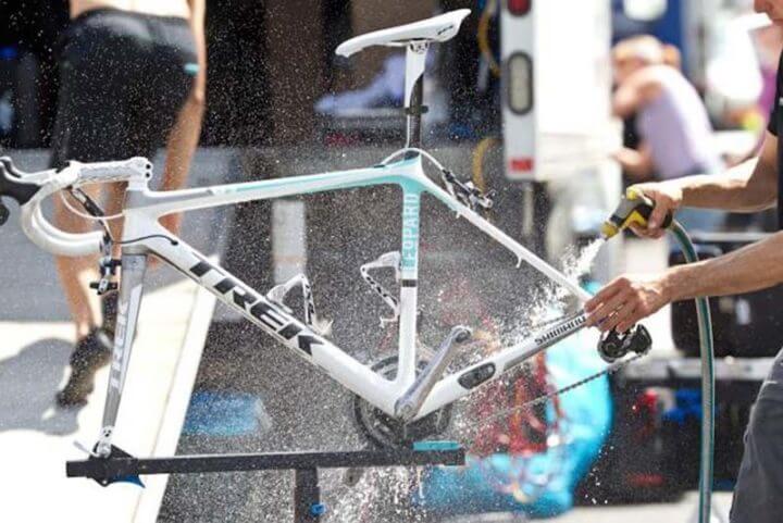 Quita las ruedas de la bicicleta para una mejor limpieza