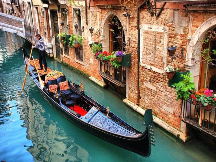 Dar paseos en góndola en Venecia