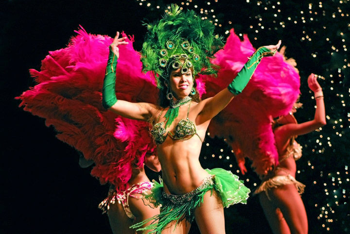 Practicar danzas como Samba o Capoeira en Brasil