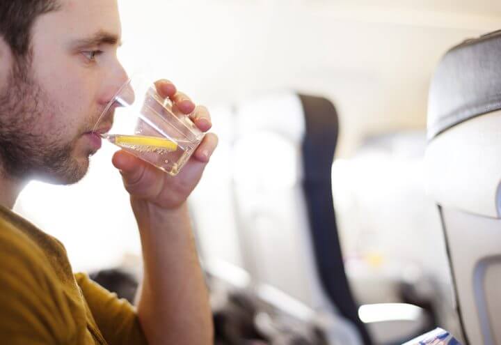 Efectos de beber alcohol en un viaje en avión