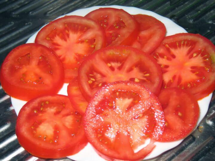Desayuna con tomate y ensalada de huevo 