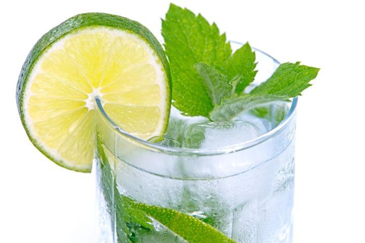 Preparación de cocktail con limón 