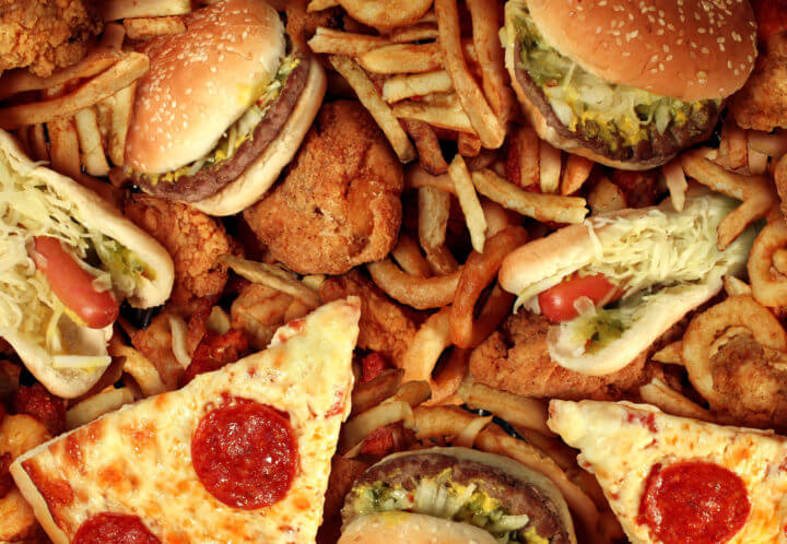 La comida con mucha grasa no es recomendable al viajar