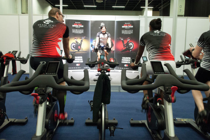 No apoyar todo tu peso sobre la bicicleta de spinning