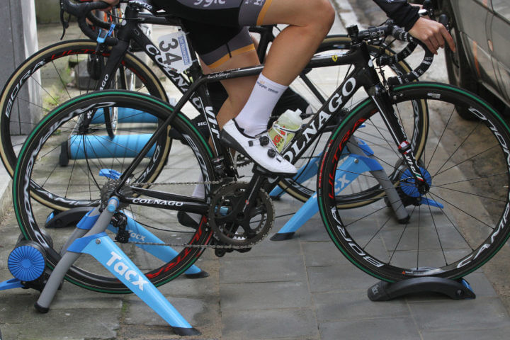 Sostenedor de rueda delantera para bicicleta en ciclo indoor