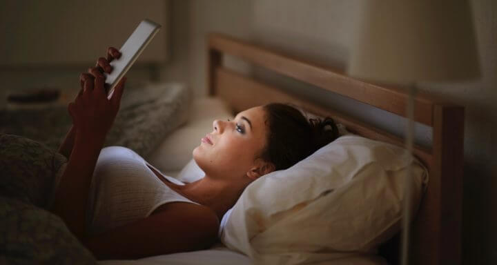 Leer en el Kindle antes de dormir causa cansancio