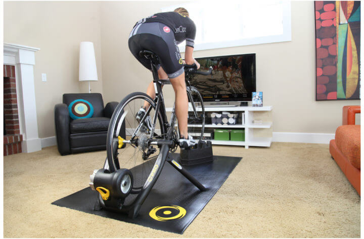 Hacer ciclismo en casa durante invierno con entrenadores inteligentes