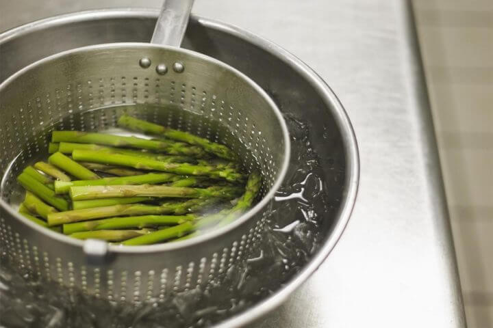 4 formas de cocinar saludables para principiantes: blanquear verduras
