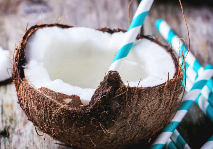Tomar agua de coco para rebajar las náuseas