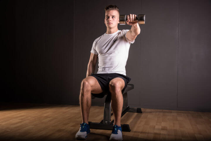 Entrenar con ejercicios sencillos para hombros