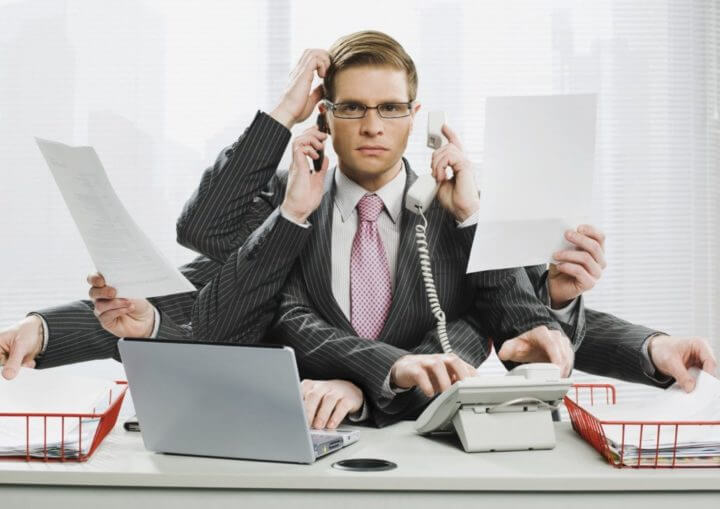 Las personas que llegan tarde son intrigantes y hacen multitareas