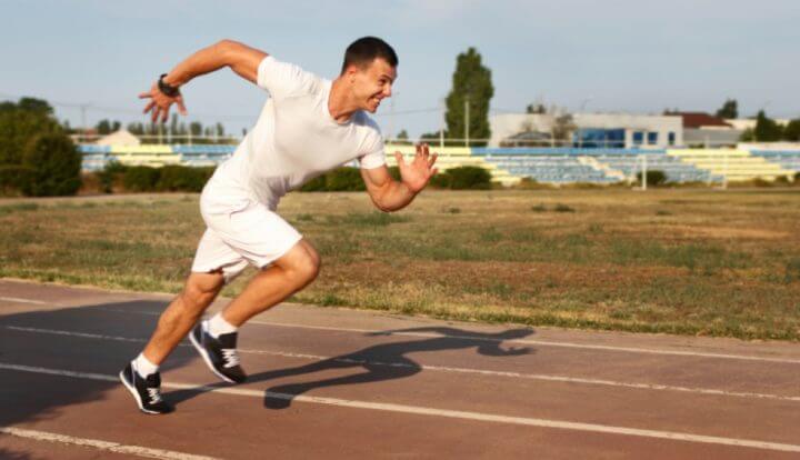 Entrenamiento HIIT en pista de atletismo