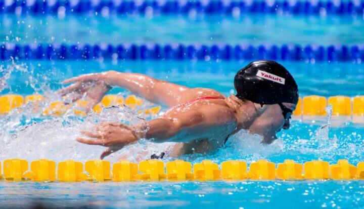 Entrenamiento HIIT en piscina de natación