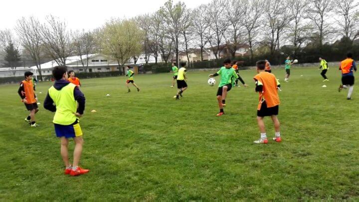 Entrenar los pases estáticos en fútbol