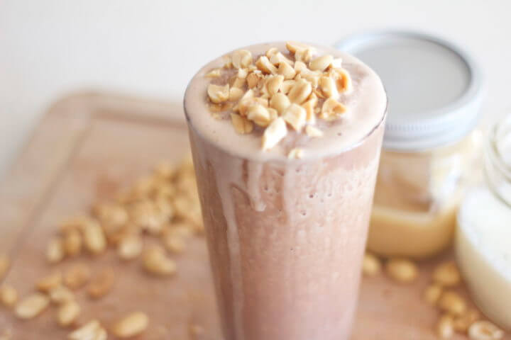 Hacer smoothies con chocolate y mantequilla de cacahuete