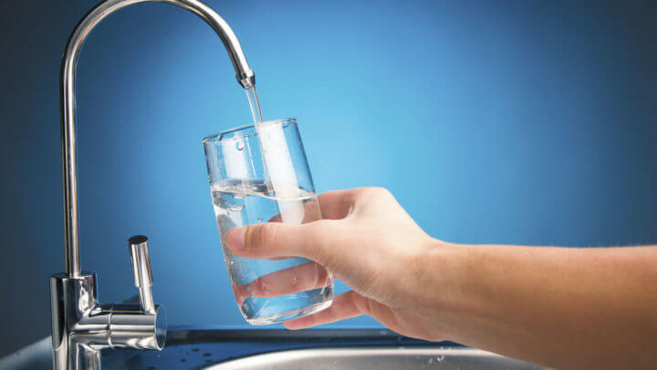El agua es una bebida que no contiene calorías
