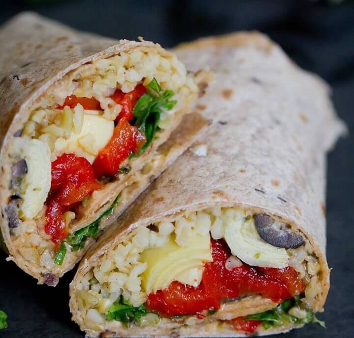 Enrollado mediterráneo rico en carbohidratos saludables