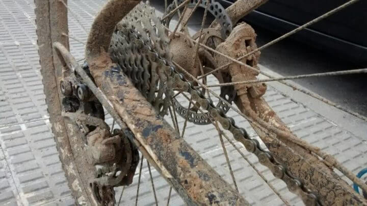 No debes almacenar tu bicicleta sucia 