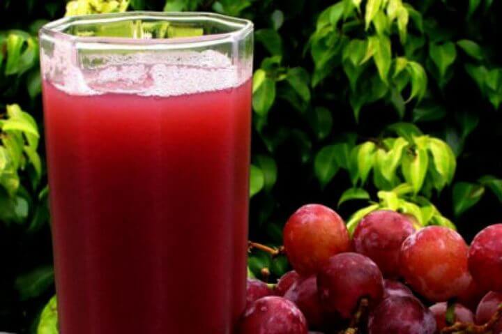 Cómo crear un refresco de uva saludable