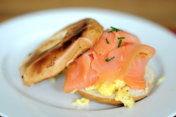 Bagel de salmón ahumado con huevo