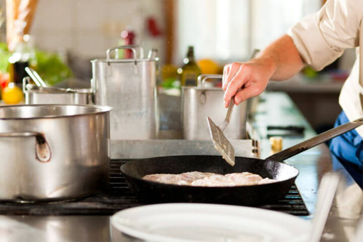 Cocinar en casa es más económico y saludable