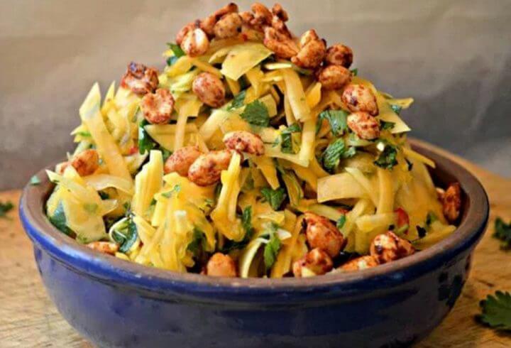 Ensalada picante de papaya con cacahuetes asados