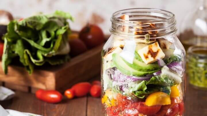 ¿Cómo hacer una ensalada de fresas y pepino en frasco?